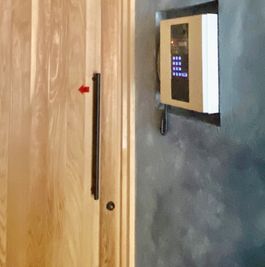 建物 入口扉の解錠
解錠方法は受付完了メールにて案内 - NASA＆⑧ in the Room 受け入れ終了。の入口の写真