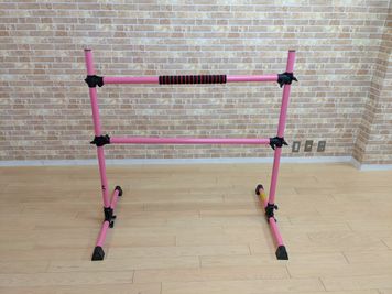 バレーバーも無料で使えます - monoダンススタジオ西巣鴨 monoダンススタジオ西巣鴨　高級ヨガマットも常備の室内の写真