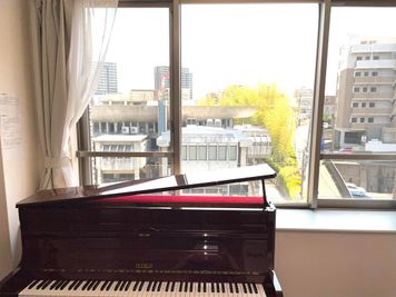 クローバルホール Bルーム　桜【定員3名】防音・アップライトピアノ有の室内の写真