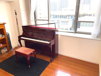 クローバルホール Bルーム　桜【定員3名】防音・アップライトピアノ有の室内の写真