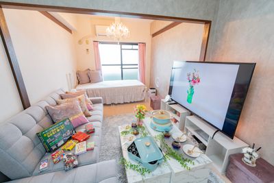 光✨の入る明るい広々空間です。ゆったりと過ごせる大きなソファー🛋と大きなテレビ📺を完備しています - Layer大須～女優気分満喫・広々空間～ OPEN1周年特別プラン💞女優気分を味わえる広々ゆったり空間の室内の写真