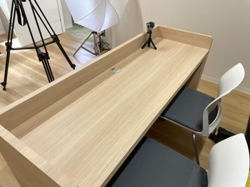 テーブルは手元が見えない演台の為、手元原稿が映らない - コワーキングスペースAxEL,-アクセル- 動画撮影、オンライン配信スタジオの設備の写真