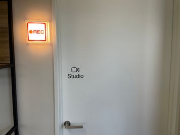 【広島市中心部の紙屋町より徒歩5分】AxEL,アクセルの動画収録・ライブ配信スタジオの入り口 - コワーキングスペースAxEL,-アクセル- 動画撮影、オンライン配信スタジオの入口の写真