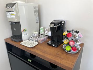 無料cafeコーナー（コーヒー、紅茶、緑茶、ミネラルウォーター） - コワーキングスペースAxEL,-アクセル- イベントルーム（35名）のその他の写真