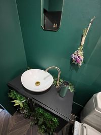 トイレ洗面台
ハンドソープは全自動の
ディスペンサーを設置しています。手をかざすだけで泡ハンドソープが供給されるのでとても衛生的です。 - ANY TONE 秋葉原の室内の写真