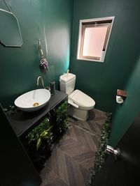 トイレ
グリーンを基調とした、高級感のある癒し空間としております。 - ANY TONE 秋葉原の室内の写真