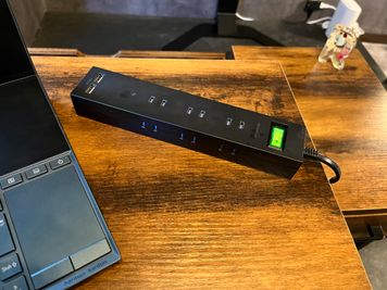 電源タップも用意。USBも挿せますのでスマホの充電もOKです。 - ANY TONE 秋葉原の設備の写真