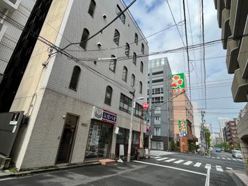 1階のタイ料理店が目印。
写真左下に見えます出入口より、階段を登って4階までお越しください。 - ANY TONE 秋葉原の外観の写真