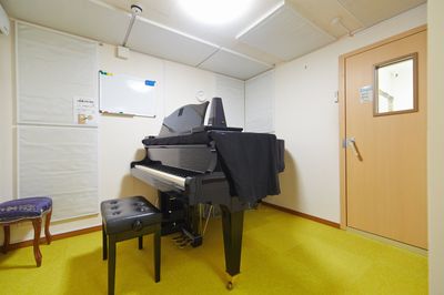 足台もご自由にご利用ください - パンテサロン【横浜センター北駅前】🎹ピアノ📶WIFI 防音室２部屋【駅前１分】🎵ピアノ２台《即決の設備の写真
