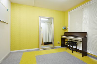 Ｃルーム：姿見 - ブリアサロン【世田谷-用賀駅 歩１分】🎹ピアノ📶高速WIFI （２部屋利用）ルームC＋防音室B（ピアノ）【WIFI】の室内の写真