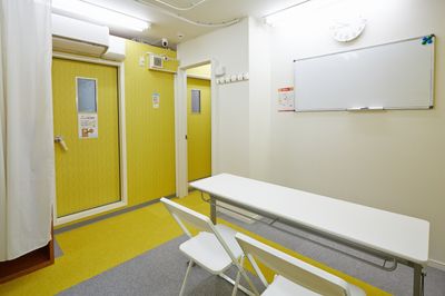 Ｃルーム：長机を中央に設置した状態 - ブリアサロン【世田谷-用賀駅 歩１分】🎹ピアノ📶高速WIFI （２部屋利用）ルームC＋防音室B（ピアノ）【WIFI】の室内の写真