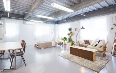 ハウススタジオMILIGHT上野店 自然光溢れる白壁レンタル撮影スタジオの室内の写真