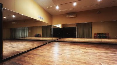 Fスタ（二面鏡張り） - スタジオサフラン ＜Fスタ＞フラメンコOKのレンタルスタジオ💃の室内の写真