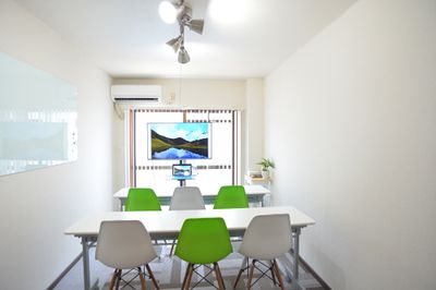 椅子机の移動可能 - シン・浜松スペース駅南店 女子会・レンタルスペース・テレワーク会議に最適！Wi-Fi無料の設備の写真