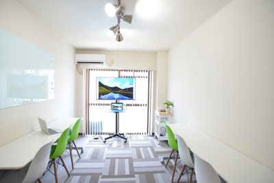 椅子机の移動可能 - シン・浜松スペース駅南店 女子会・レンタルスペース・テレワーク会議に最適！Wi-Fi無料の設備の写真