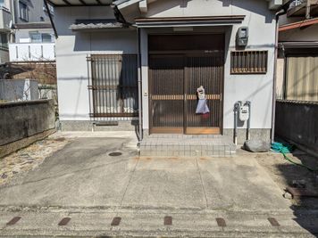 駐車オプション有。大きめの車は駐車にテクニックが必要かもしれません。
駐輪（2〜3台）は無料です。
詳細は予約前にご相談ください。 - CONCATENATE京都 子連れママ会歓迎！キッチン付、パーティ・料理・リモートワークに♪の入口の写真