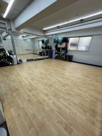 フロアマットを敷いてダンスの練習などにもお使いいただけます。 - スピッツェンパフォーマンス レンタルスタジオ兼会議室の室内の写真