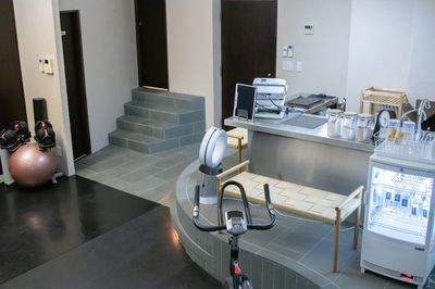 トイレ、シャワールームがフロア内にございます。 - ABY TOTAL BODY SALON ＼パーソナルジム用品完備／【池尻大橋】開放感のあるジムスペースの室内の写真