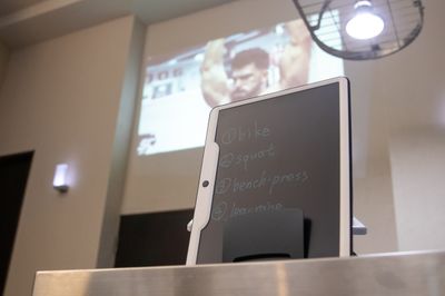 必要な場合プロジェクターのご用意もございます。 - ABY TOTAL BODY SALON ＼パーソナルジム用品完備／【池尻大橋】開放感のあるジムスペースの室内の写真