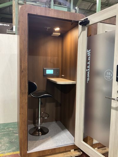 ブースNO1内部写真 - セントレア空港テレワークブース テレワークブースNO1の室内の写真