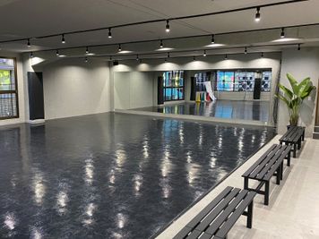 【駅近！約200㎡ 都内最大級！】国際大会と同じ最新スポーツコートに約8Mのワイドミラー！観客席を設けたマルチレンタルスペース！ - ECCELLENTE FIELD ＆ STUDIO
