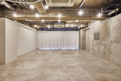 ライティング時はカーテンにて遮光も可能です。 - 東日本橋スタジオ 撮影展示ギャラリーセミナー多目的にご利用可能な中型スペースです。の室内の写真