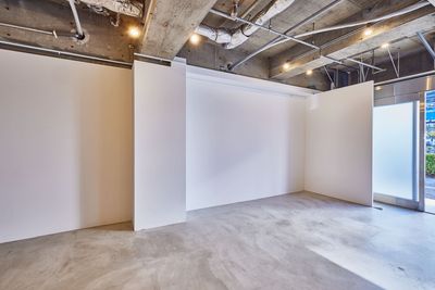 大通り側の角壁は取り外し可能です。 - 東日本橋スタジオ 撮影展示ギャラリーセミナー多目的にご利用可能な中型スペースです。の室内の写真
