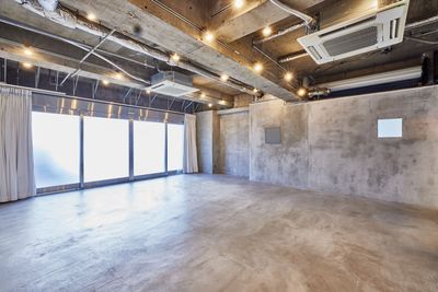モルタル壁側 - 東日本橋スタジオ 撮影展示ギャラリーセミナー多目的にご利用可能な中型スペースです。の室内の写真