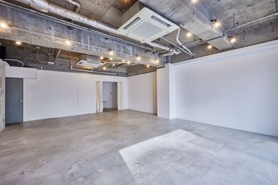 白壁側 - 東日本橋スタジオ 撮影展示ギャラリーセミナー多目的にご利用可能な中型スペースです。の室内の写真