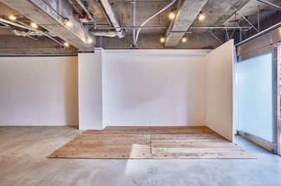 無料の床木材で異なるシーンも撮影できます。 - 東日本橋スタジオ 撮影展示ギャラリーセミナー多目的にご利用可能な中型スペースです。の室内の写真