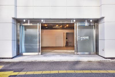 スライドドアは若干重めです。 - 東日本橋スタジオ 撮影展示ギャラリーセミナー多目的にご利用可能な中型スペースです。の入口の写真