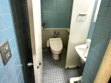 【お手洗いは男女共用1か所です。５階共用部にございます】 - 【閉店】TIME SHARING 渋谷東口 共栄ビル 【閉店】テレワークブースEの設備の写真