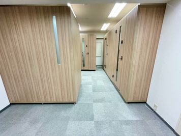 【入口ドアから入るとブースが並んでいます】 - 【閉店】TIME SHARING 渋谷東口 共栄ビル 【閉店】テレワークブースEの室内の写真