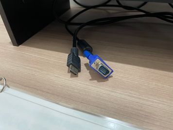 【モニターへは常設のHDMI・VGAケーブルで接続いただけます】 - TIME SHARING 渋谷東口 共栄ビル テレワークブースEの設備の写真