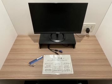 【全てのブースにモニター、電源、一時離席用の鍵をご用意しています】 - 【閉店】TIME SHARING 渋谷東口 共栄ビル 【閉店】テレワークブースEの設備の写真