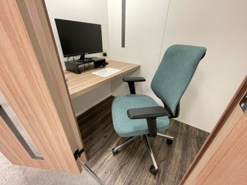 【椅子はキャスター付のオフィスチェアなので長時間利用にもピッタリ】 - 【閉店】TIME SHARING 渋谷東口 共栄ビル 【閉店】テレワークブースEの設備の写真