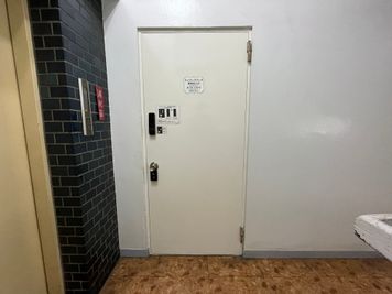 【ドアに「テレワークブース専用出入口」と貼ってあるのですぐ分かります】 - 【閉店】TIME SHARING 渋谷東口 共栄ビル 【閉店】テレワークブースEの入口の写真