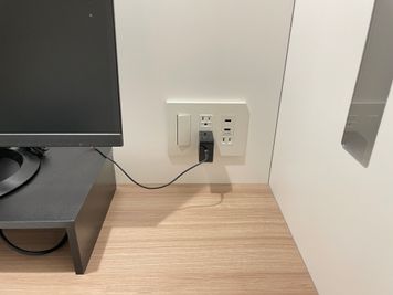 【コンセント×2、USBコンセント×2】 - 【閉店】TIME SHARING 渋谷東口 共栄ビル 【閉店】テレワークブースEの設備の写真