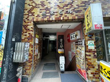 【建物外観・正面入口】 - 【閉店】TIME SHARING 渋谷東口 共栄ビル 【閉店】テレワークブースEの外観の写真
