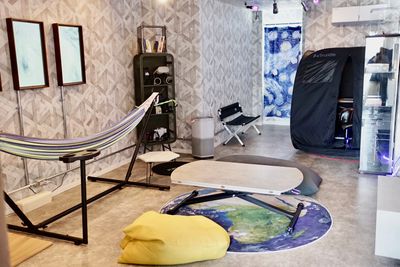 ボードゲーム、ゲーミングPC無料貸出！『VRoom - ぶいるーむ』 【飲食持込可】JR吹田駅徒歩３分！プライベート映画館にも！ - レンタルスペースビル　ドロンバ