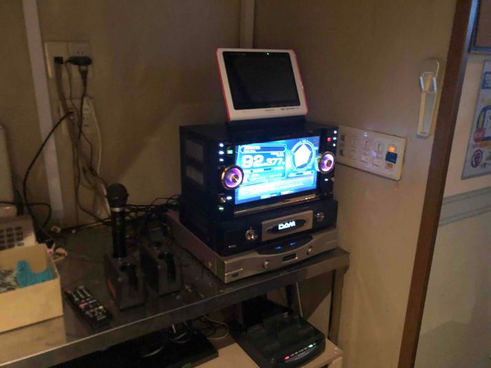 普段は通常営業しているカラオケ喫茶 - カラオケステージかえる