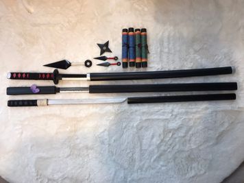 コスプレ撮影用レンタル小道具の巻物・クナイ・手裏剣・模造刀（有料オプション） - パーティ・誕生日会【コンビニ0分】オオノビル305「ロココ川口」 ハロウィン🎃2面採光✨ママ会👶優しい日差し💗癒し系スペースの設備の写真