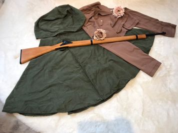 コスプレ撮影用レンタル衣装＆模造銃（有料オプション） - パーティ・誕生日会【コンビニ0分】オオノビル305「ロココ川口」 ハロウィン🎃2面採光✨ママ会👶優しい日差し💗癒し系スペースの設備の写真