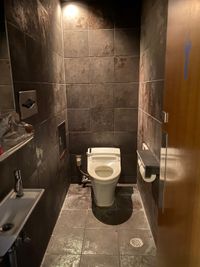 男性トイレ - レンタルスペースBAR 2PIECE ダーツ・カラオケ・シーシャ・アミューズメントレンタルスペースの室内の写真