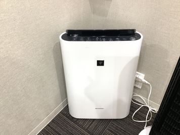 感染対策で空気清浄機を設置しております。 - BIZcomfort名古屋伏見 4名用会議室の設備の写真