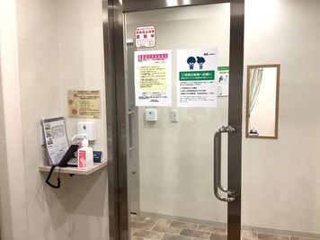 エレベータにて５Fへお上がりください。
 - BIZcomfort名古屋伏見 4名用会議室の入口の写真