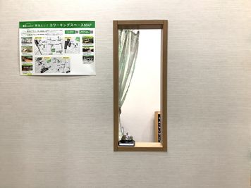 ご到着後は受付にお声がけ下さい。 - BIZcomfort名古屋伏見 6名用会議室の入口の写真