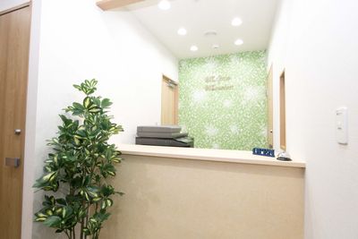 ５Ｆ受付 - BIZcomfort名古屋伏見 6名用会議室の入口の写真