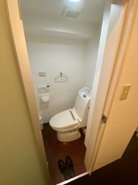 個室のトイレがございます。
音姫も備え付けております。
（座ってのご利用お願いいたします。） - Re:mon（レモン） 【人気】渋谷のレンタルジムスペース、レンタル撮影スペースの設備の写真