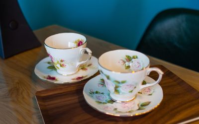 来客用カップは英国製です。２名分ございます。他にグラスと小さなお皿が２名分づつございます。 - レンタルサロン&ヒーリング・クロエ横浜駅前の設備の写真